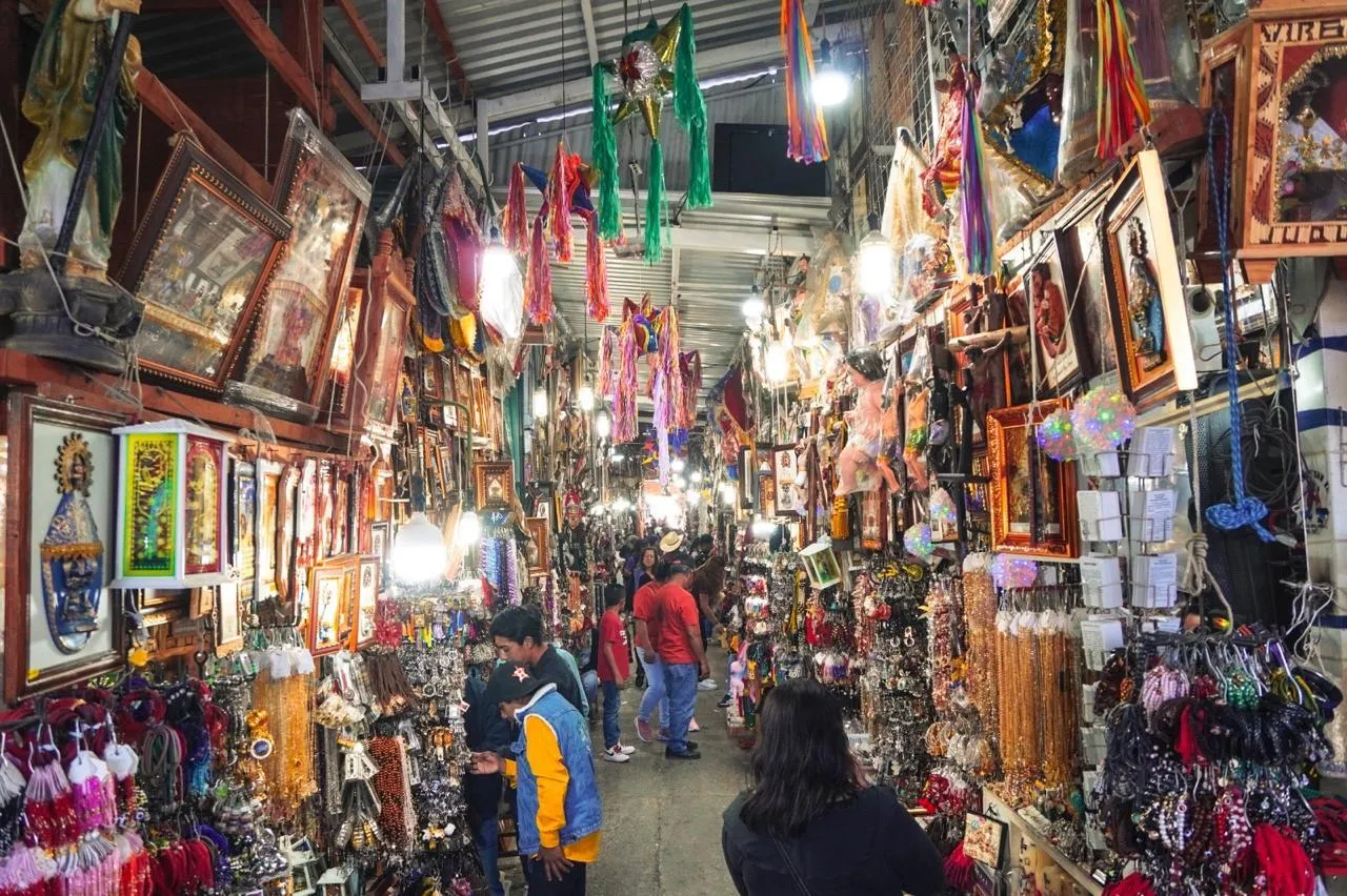 Puesto con cuadros y artículos religiosos en el mercado de Santa Catarina Juquila