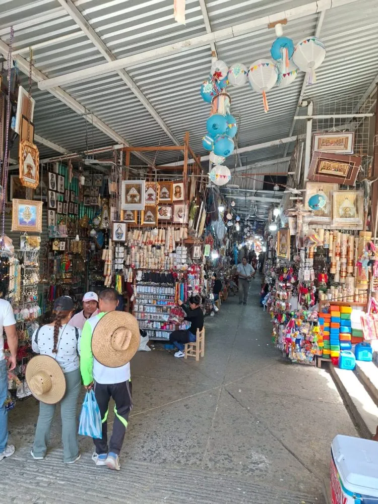 Pasillo de reliquias del mercado de Juquila Oaxaca